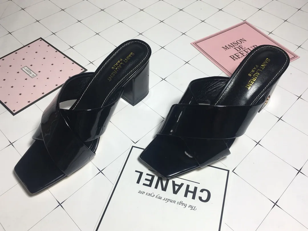 👟👟Ex-factory price 340👟👟 Genuine leather base +40 7CM heel cow patent leather series. 2018 Saint Laurent YSL’s strongest new cross-strap slippers are available in two heel heights. They are 7CM and 9CM respectively. The fabric is made of cowhide. The lining is made of first-layer sheepskin. Size: 34-41 (size 42 can be customized). It is very stable when walking and does not lose its heel.